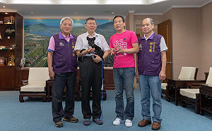 以領養代替購買！柯文哲為小狗取名「柯黑」