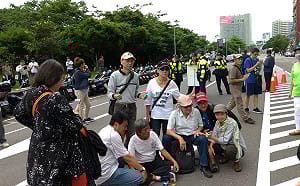 (影) 無力回天! 獨派躺馬路聲援賴清德！警強勢架離