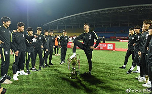 足球／誇張！韓國U18奪冠卻對中國獎盃撒尿