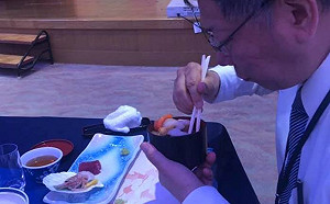 吃核食是作秀?  謝長廷爆料po柯P私下大啖福島生魚片照