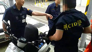 (影) 當假刑警遇上真刑警  假警：我是cosplay啦！