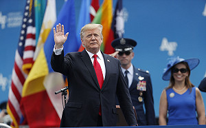 川普出席空軍官校畢典 與中華民國國旗同框