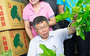 大啖溫泉空心菜被問味道如何 柯P：你們不要這麼陰險