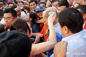 良影一二》堅定力挺夫婿  李佳芬拿出手帕  幫韓國瑜擦汗