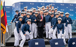 川普與台灣國旗同框 立委解讀：美方以此來彰顯台美關係友好