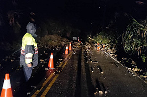 古坑149甲線40K 500落石　請用路人小心駕駛