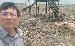 新屋海岸遍地廢布料　桃議員爆料：20年前黃金海岸回填的垃圾