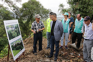 會勘外埔區鐵山段崩塌　蔡其昌緊急爭取搶修保護坡