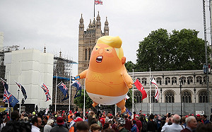 嗆川普！倫敦上空巨嬰氣球再度飄揚 數萬人怒吼