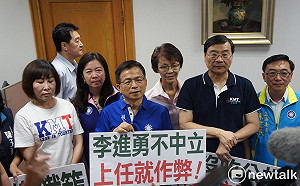 抗議李進勇 藍委踢館撲空怒敲門