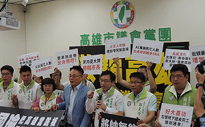 高雄市議會33票通過「6點下班」 民進黨團抗議