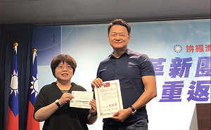 搶藍總統初選頭香 周錫瑋率先登記繳清500萬報名費