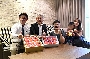 微風董座探望維冠受災戶 認購農特產助一臂之力