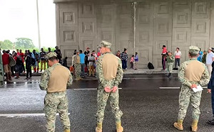 川普恐嚇有效  墨西哥200軍警封路攔住上千移民