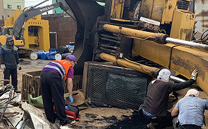 挖土機翻覆司機受困 消防人員派吊車支援協助脫困