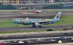 胡迪、巴斯光年飛來台灣　玩具總動員彩繪機首航松山機場