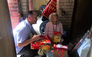 救生外也參與公益！海巡署贈粽溫暖端午節