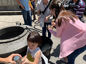 趨吉避凶改運 大甲鐵砧山劍井取「午時水」大排長龍
