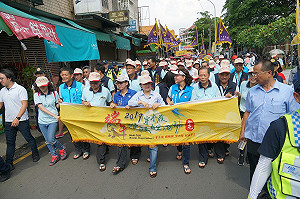 穿木屐躦鯪鯉踩街  台中南屯老街萬和宮廣場人聲鼎沸慶端午