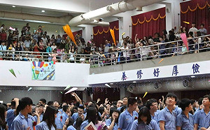 禮堂紙飛機繽紛飛舞  竹林畢業典禮別開生面