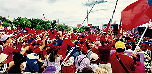 韓國瑜花蓮造勢》人潮擠滿重劃區 喊通關密語韓粉攤商食物免費送