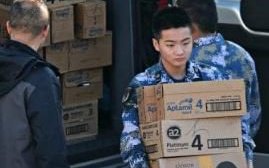 大掃貨！中國軍艦突訪澳洲  一箱箱嬰兒奶粉和面膜搬上艦