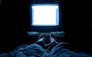 喜歡開著電視睡覺？研究證實「夜間光源」的可怕影響