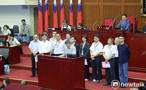 痛批柯市府怠惰  議員讓柯文哲、市府官員罰站10分鐘