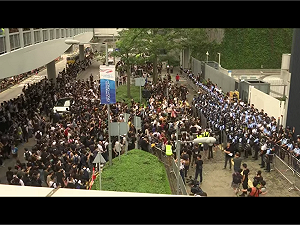 香港反送中！千家店鋪罷市  包圍港府立法會大學生逾萬人