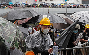 最新》驅離「反送中」港警灑胡椒水、 丟催淚彈鎮壓  民眾拿雨傘抵抗