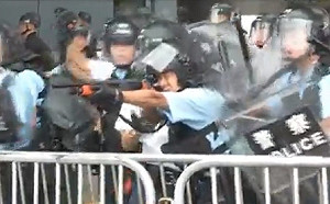 快訊》衝突開始 港警丟擲催淚瓦斯、煙霧彈清空街道