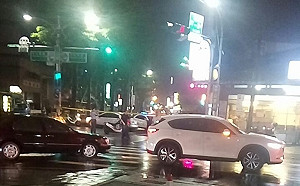 快訊》桃市議會旁驚傳挾持槍響案件 警方封路對峙中