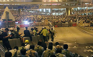 暫停清場！香港反送中抗爭72人傷  選舉委員連署要特首下台