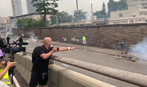 (影)港警對媒體開槍 外國記者現場諷：習近平會愛死你