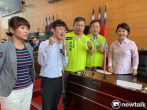 護台抗中撐香港  中市綠營議員胸前貼紙聲援香港