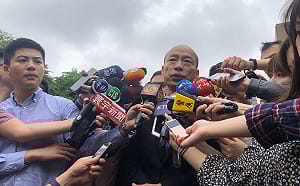 「兩台攝影機就是對我照」韓國瑜批政院剪貼影片黑他令人不舒服