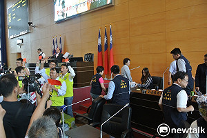 新系議員亮紅牌轟走盧秀燕  新聞局長：深切遺憾