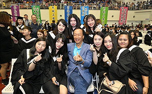 郭台銘畢典致詞：若可以沒週末假日連續45年工作 將可超越我