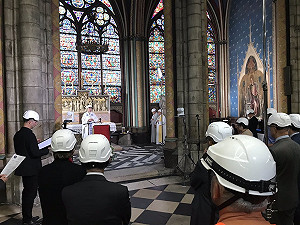 巴黎聖母院災後首場彌撒 參加者要戴安全帽
