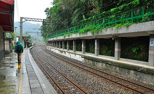 台鐵小站工作超爽？真相曝光：「賣票→掃廁所」全一人包