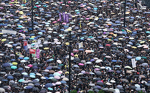 香港直擊》616大遊行！港人著黑衣戴白花從四處不斷集結