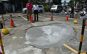 三重道路塌陷冒出大坑洞　侯友宜下令找出原因