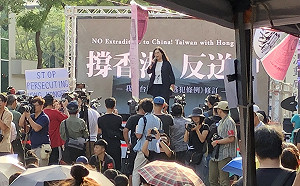 暫緩理由怪罪台灣！？管碧玲怒嗆港特首：在台灣大家會要你下台