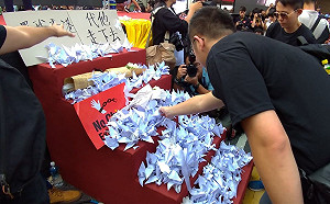 萬人合唱海闊天空、哀悼反送中墜樓男子  在台港人淚崩