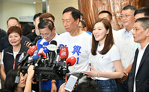 宣布參選後郭董夫婦首次合體　曾馨瑩哽咽被拍郭台銘趕緊護妻