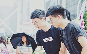 （影）黃之鋒出獄向「反送中」烈士獻花  堅持「不撤回不撤退」立場