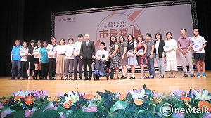 新北107學年市長獎頒獎 侯友宜變5小時人形立牌