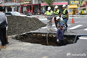 高市路平又破功  漢神百貨前路口馬路塌陷轎車落難
