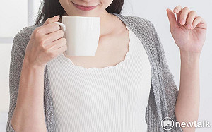 少喝水可避免尿失禁？國健署破除迷思：喝水「少量多次」才正確