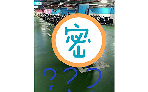 超狂！機車直接停「口」中　眾人笑翻：標準VIP停車格